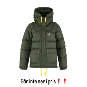 Fjällräven jacka - Säljer min gröna fjällräven expedition jacka storlek xxxs, Modellen är stor i storleken och jag är vanligtvis xs/s. Finns en defekt bakom axeln men inget som är anmärkningsbart när man använder den. Annars mycket fint skick och använd sparsam. 