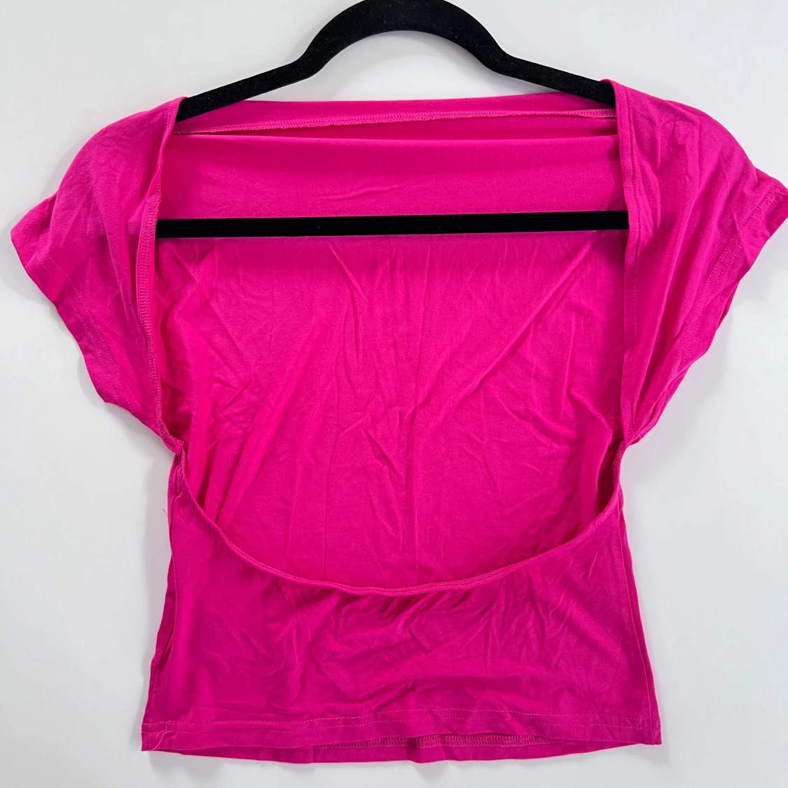 Rosa t-shirt med låg rygg - 92