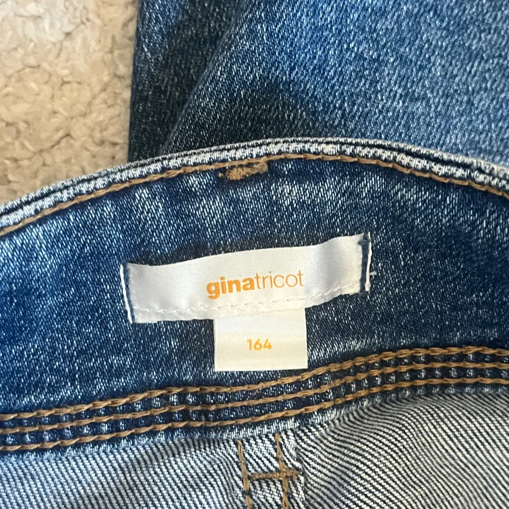 Säljer mina snygga jeans från gina tricot young då dom tyvärr inte kommer till användning längre!💗 dom är i bra skick i storlek 164! Pris kan diskuteras . Jeans & Byxor.