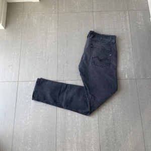 Replay Anbass Jeans  - Säljer nu dessa svarta replay Anbass jeans, skriv för fler bilder/frågor🙌🏼