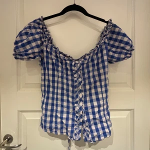 Rutigblus  - Rutig blus med puffärmar! Köpt i Berlin för ett par år sedan. Oklart vilken storlek men skulle säga M! Frakt ingår ej i pris och betalas av köparen💜