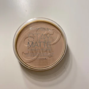 Rimmel London puder 003 - Puder från rimmel london som endast har testats!! Säljer snabbt!!