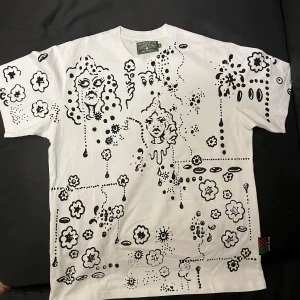 Denim Tears T-shirt Graphic Tee  - Säljer denna unika Denim Tears tshirt   -Passform: Lite Oversized -Storlek M, Passar L - Perfekt skick, så gott som ny, inga defekter  - Väldigt skön kvalité tshirt faktiskt   $300 på StockX