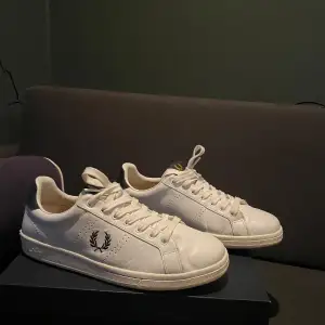 Tja! Jag säljer mina Fred Perry skor som endast är använda 2 gånger. Dem är helt nyskick jag bara gillar dem inte,  dem passar bara inte med min stil helt enkelt men kan inte lämna tillbaka dem eftersom jag tog bort lappen… Hör av dig vid frågor :)!