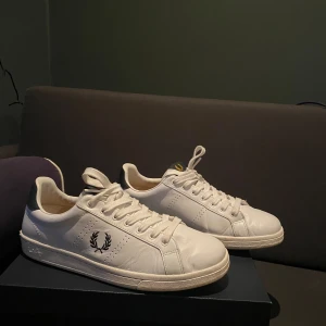 Fred Perry Skor - Tja! Jag säljer mina Fred Perry skor som endast är använda 2 gånger. Dem är helt nyskick jag bara gillar dem inte,  dem passar bara inte med min stil helt enkelt men kan inte lämna tillbaka dem eftersom jag tog bort lappen… Hör av dig vid frågor :)!