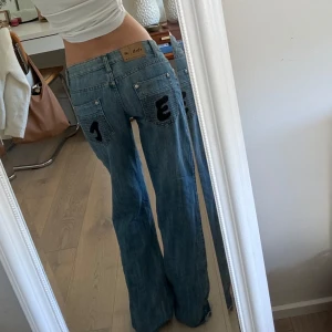 Jeans - Asfeta jeans, går längre ner än till golvet på mig som är 165, är man kortare kan man klippa av, passar mig som vanligen har xs🫶🏼 Kontakta gärna innan köp. Kolla in min profil, massa nya saker, och mer kommer❤️J