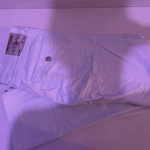 True religion jeans vita - Säljer jätte fina true religion byxor, aldrig använda för stora på mig dom är storlek 33. Köpta föra året. Fint skick och pris kan diskuteras vid snabba affärer, 