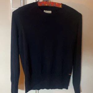 Holly whyte tröja - Säljer denna blåa Holly whyte tröjan från Lindex! Har guldknappar på ärmarna och säljs då den inte kommer till användning längre! Storlek M men passar S! Skriv vid frågor eller fler bilder 😊😊