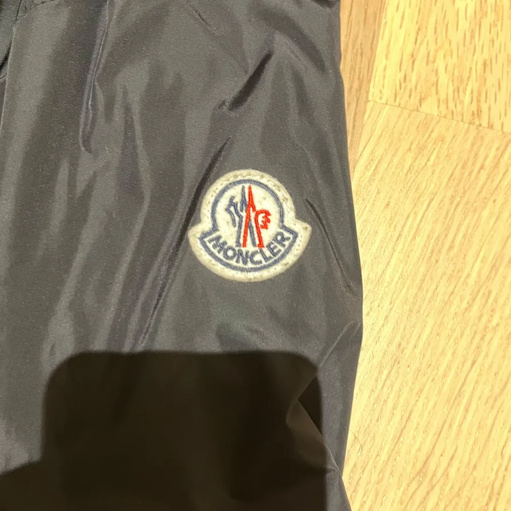 Hej säljer nu min Moncler Windbreaker eftersom jag inte har något behov utav den längre. Jackan är i perfekt skick utan några slags defekter. Pris går att diskutera ❗️❗️❗️. Jackor.