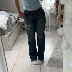 Lågmidjade bootcut jeans - Lågmidjade vintage jeans med kristaller på låret. De är stretchiga💗 Midjemått rakt över: 37 cm Innerbenslängd: 77 cm