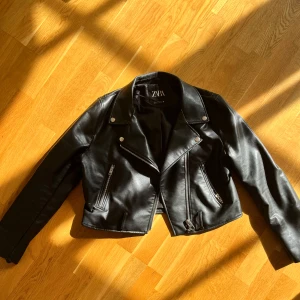 Skinnjacka  - Skinnjacka från Zara. Storlek XL, men känns som M/L enligt mig! Super fin och lite använd 