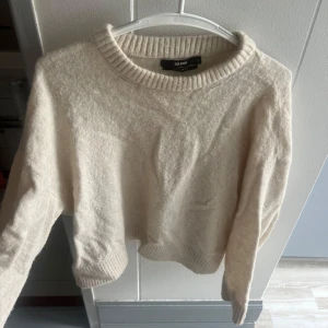 Stickad tröja alpaca ull - Vit stickad tröja i alpaca ull. Storlek L men sitter som S eller M