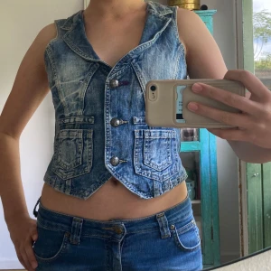 Jeans väst - Säljer denna super coola jeans väst köpt vintage i Paris😍⭐️