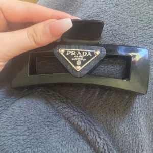 Prada hårklämma  - Original pris 7000 något