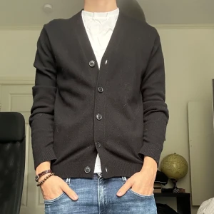 Dressmann Cardigan  - Säljer denna feta cardigan från dressmann i storlek S 😁 skick 10/10 helt ny, aldrig använd | kom pm för fler bilder eller frågor | ny pris 599kr vårt pris 299kr | pris kan diskuteras 🔥