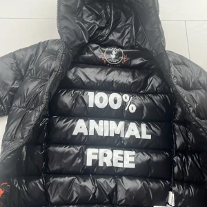 Vinterjacka Save The Duck - Glansig jacka från Save The Duck i nyskick.  Storlek 14 years/S