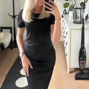 Svart klänning - Säljer min figursydda svarta klänning. Den sitter så så så fint på. Den är i ett lite tjockade matrial och känns lyxig. Super fin men kommer tyvärr aldrig till andvänding. Använd en gång..🩷