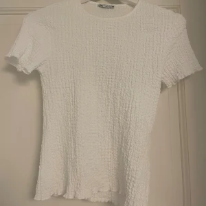 Vit topp ZARA - Vit topp ZARA💕 Storlek S men passar nog XS också💞