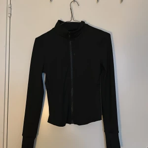 Tränings tröja - Använt några få tal gånger annars bra sick  Storlek : XS