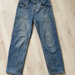 Levi’s Jeans - Säljer mina Levi’s jeans eftersom dom är för små för mig. Köpta på Åhlens för ungefär ett år sedan. I fint skick förutom en söm som gått upp (sista bilden) Storlek 14A, passar XS eller liten S
