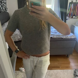 Stickad t-shirt från zara - Superfin stickad tröja från zara som är i storlek L men passar mer som xs/s 💕säljer då den inte kommer till användning längre💘