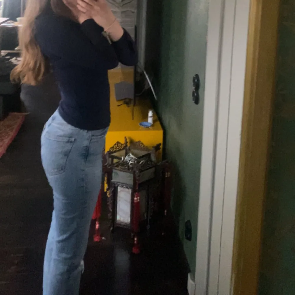 Ett par blåa bootcut jeans midwaist från gina tricot, i jätte bra skick! Syns knappt att dom är använda, säljer pågrund av att dom har blivit för små för mig ❤️. Jeans & Byxor.