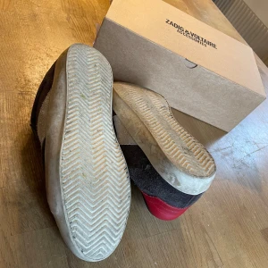 zadig voltaire skor - Storlek 41 men är liten i storleken har 43 å dem är perfekt   Dailys med ok skick Inge hål Eller nått ba smutsiga