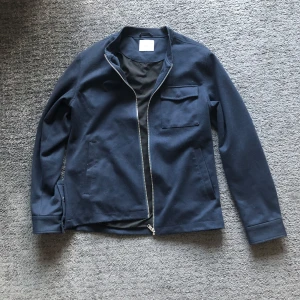 Linbergh Höst Jacka - Säljer nu denna extremt feta lindbergh höst jacka som är perfekt nu till hösten. Storlek M. skicket 10/10. Mitt pris 349kr
