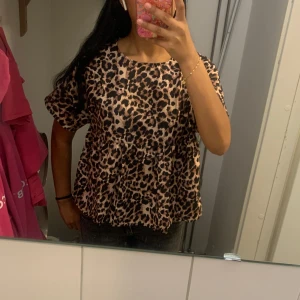 Leopard träja - Skit snygg leopard mönstrad kort ärmad blus! Super snyggt till svarta jeans eller svart kjol   Har dessvärre redan tagit bort prislappen så kan inte lämna tillbaka.  Endast använd en gång men tycker inte den riktigt passar mig. 