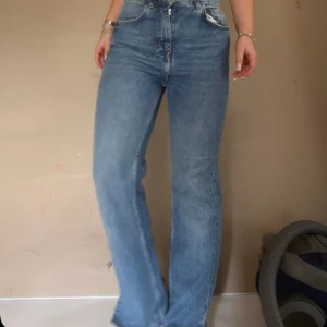 Pull & bear - Uppsydda jeans. Passar mig som är 165. Finns en slit nedtill. Storlek 34