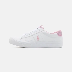 Polo skor  - Helt nya polo skor i storlek 35 men passar 36 också. Dem ser exakt ut som dom här fast med blått glitter som detaljer. Jätte fina och bekväma skor, passar Stockholms stilen. Inga bemärkelse eller så utan helt nya.Det är väldigt lätta skor att gå i. 