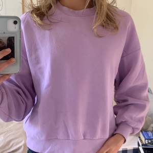 Mysig pastellila sweatshirt från Gina Tricot. Lite croppad och med filttyg inuti. Perfekt för hösten och vintern. Sparsamt använd så är i mycket bra skick.