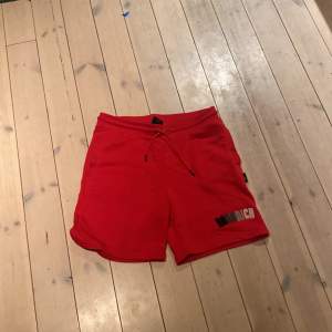 Röda Hoodrich shorts aldrig andvänd och kommer aldrig bli 150 kr 