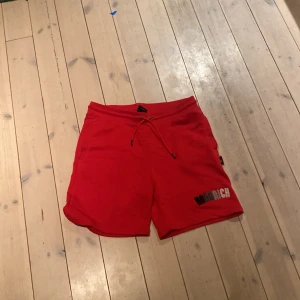 Röda Hoodrich shorts  - Röda Hoodrich shorts aldrig andvänd och kommer aldrig bli 150 kr 