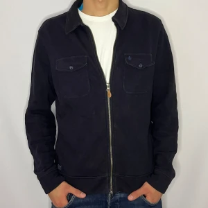 Morris overshirt - Tjena! Säljer nu denna extremt snygga overshirten som är ifrån Morris • Skick 9/10 • Storlek L passar L/M• Modellen på bilden är 184cm • Vårt pris : 649kr • Hör gärna av er via pm vid frågor eller funderingar;