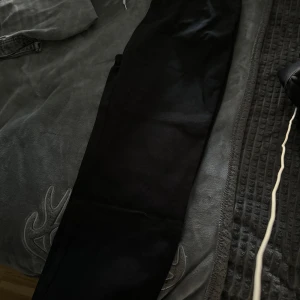 Mjukisset från Zara - Storlek M Från Zara Svart