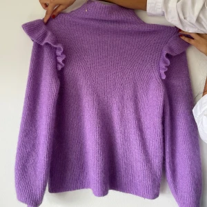 Stickad tröja - Jättefin lavendel stickad tröja. Knappt använd. Fina volanger🫶🏻