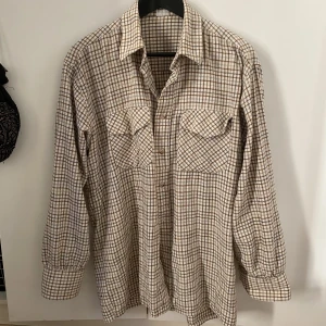 Flannelskjorta  - Flannel-skjorta i natur-färger  Sitter snyggt o avslappnat , oversize 