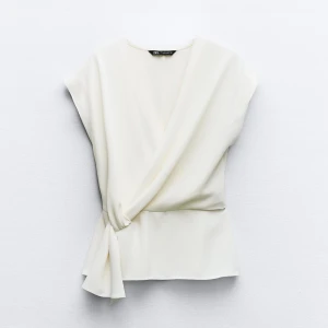 Zara blus - Super fin o trendig blus från zara med knytdetalj Är storlek L men passar även m skulle jag säga kanske även s/m  nyskick