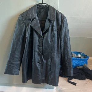Vintage läderjack  - Läderjackan har även fickor. 