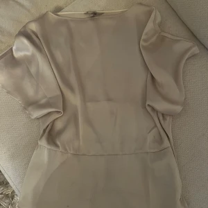 Beige satintröja - Beige satintröja från h&m, som sitter supersnyggt på. Perfekt till allt! Knappt använd så i bra skick