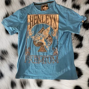 Henleys t-shirt❤️ - Duper snygg t- shirt med coola detaljer och som glittrar❤️