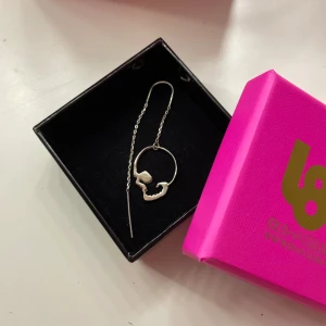 L8 Hasselblad döskalle örhänge - Säljer mitt fina örhänge köpt på L8 Hasselblad. Super fint att blanda med andra örhängen😀Det är endast ett örhänge!💕 Köparen står för frakten🤗