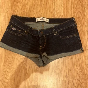 Super lågmidjade mini shorts - Super lågmidjade mini shorts från hollister, misjestorlek är 27.