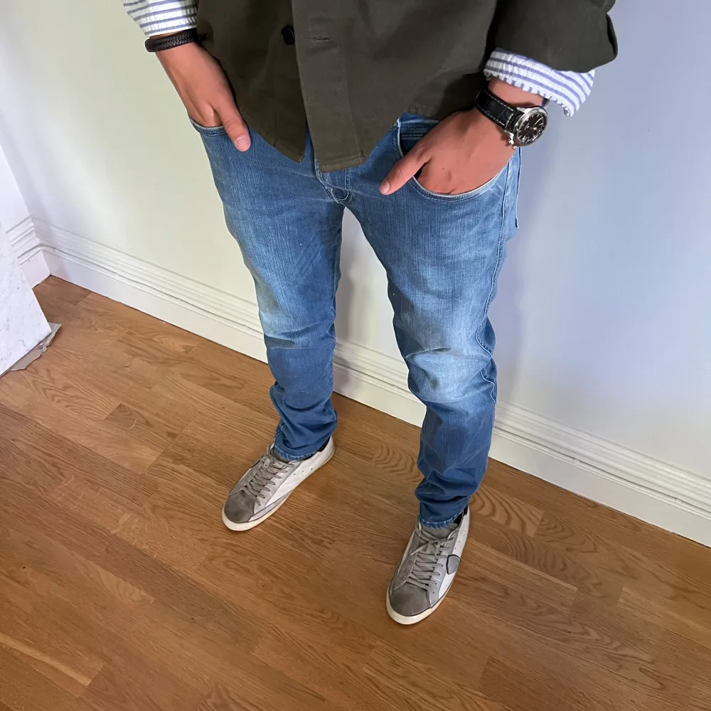 Replay Anbass Hyperflex | Skick: 8/10 (se bild 4 & 5) | Strl W32 L32 | Modellen är 182cm | Hör av dig om du undrar någonting!. Jeans & Byxor.