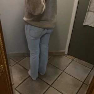 Levis 501 jeans - Ljusblåa raka jeans från levis i mycket bra skick. Köpta för 1019 kr. Storlek: W25 L30