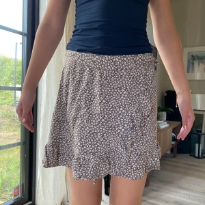 Knyt kjol  - Jättegullig blommig knyt kjol från bikbok med lite volang. Använd men i gott skick. Storlek xs 🥰❤️✨