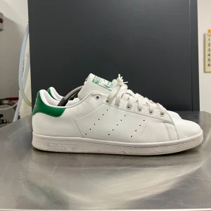 Adidas stan smith - Adidas stan Smith i original färgen, använda extremt få gånger i storlek 48.2/3 dock har jag märkt att dom inte riktigt är true to size och att dom är mer 48