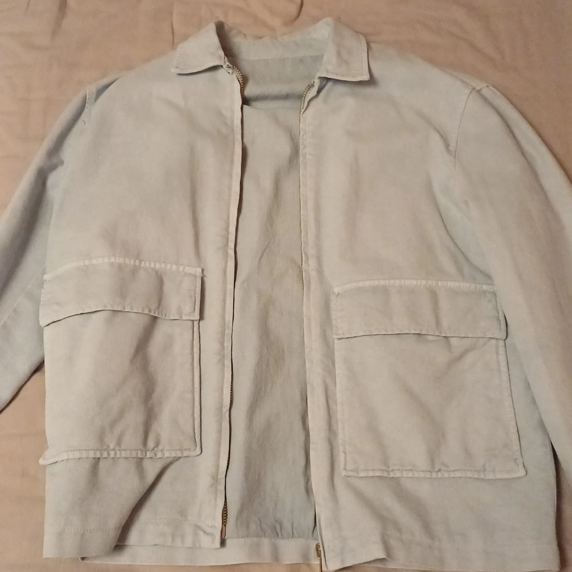 Ljusgrå jacka med dragkedja - 90