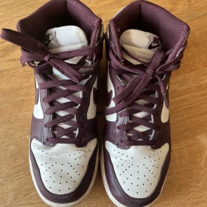 Nike dunk high - Vit och brun/burgundy, strl 37.5, sparsamt använda 